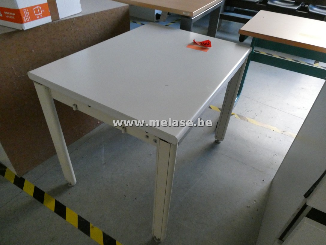 Kleine tafel met metalen poten