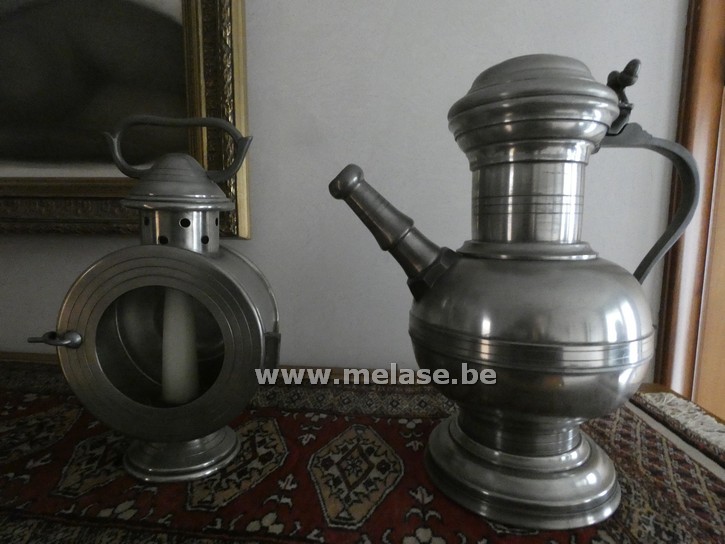 Theekan en 2 olielampen in tin