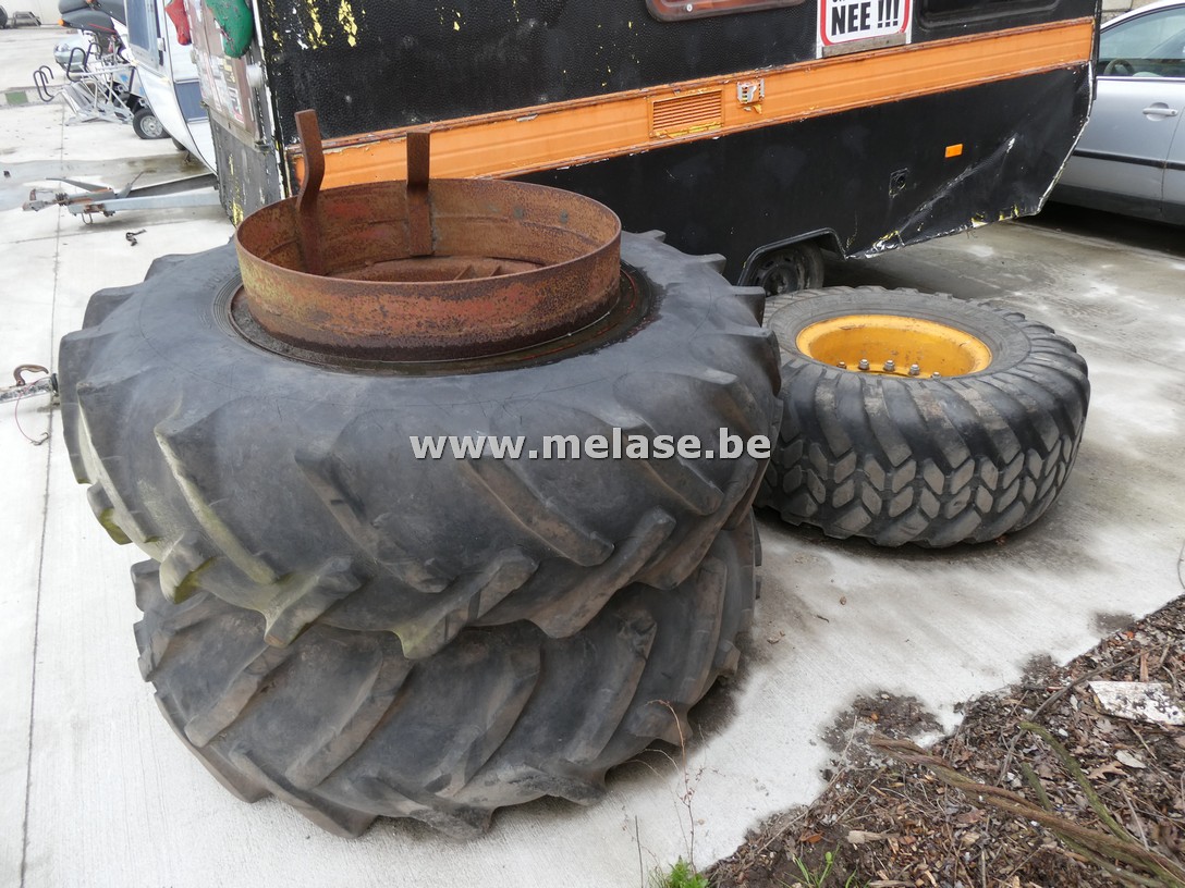 Oude banden op velg voor vrachtwagen/tractor