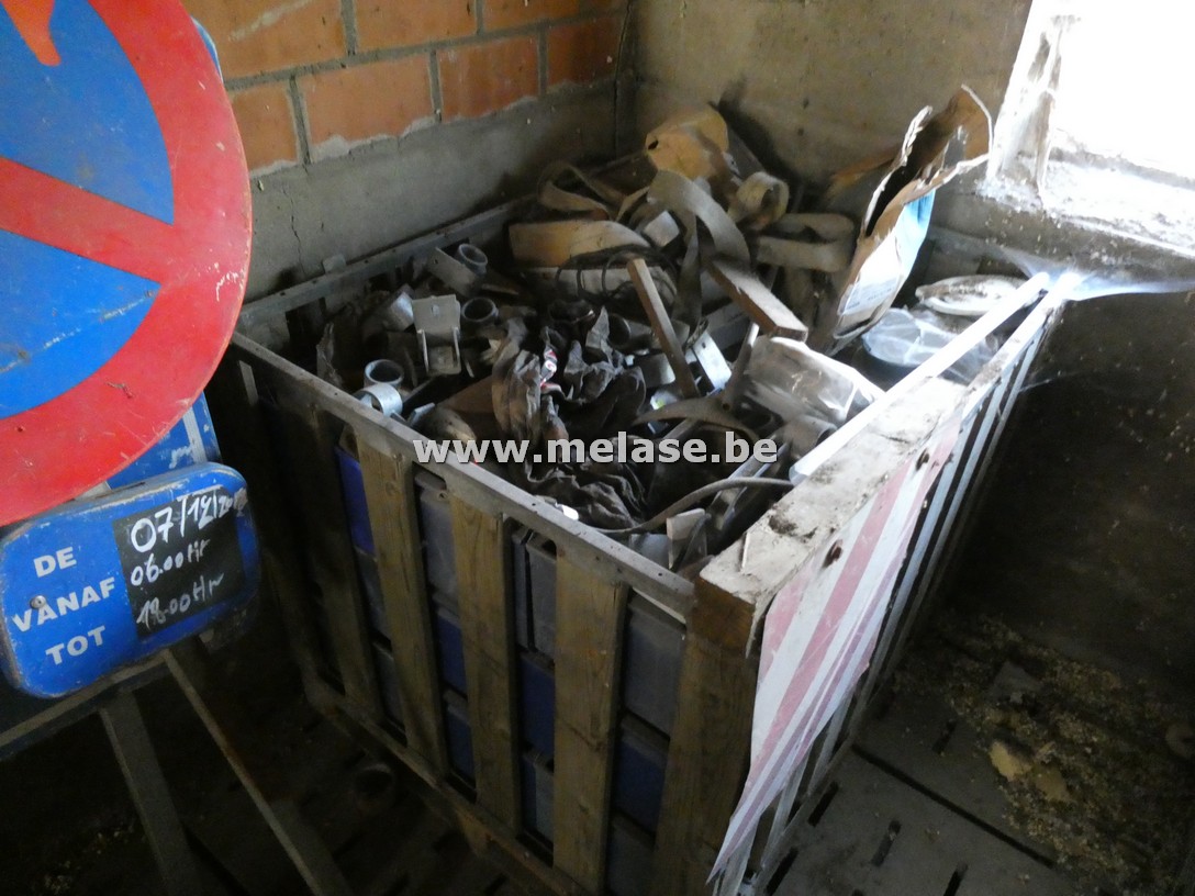 4 bakken met divers materiaal