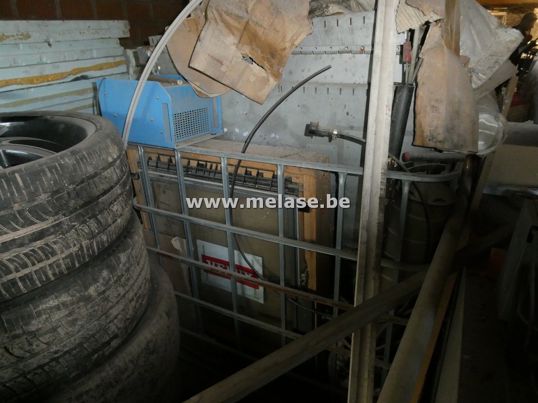6 bakken met divers materiaal