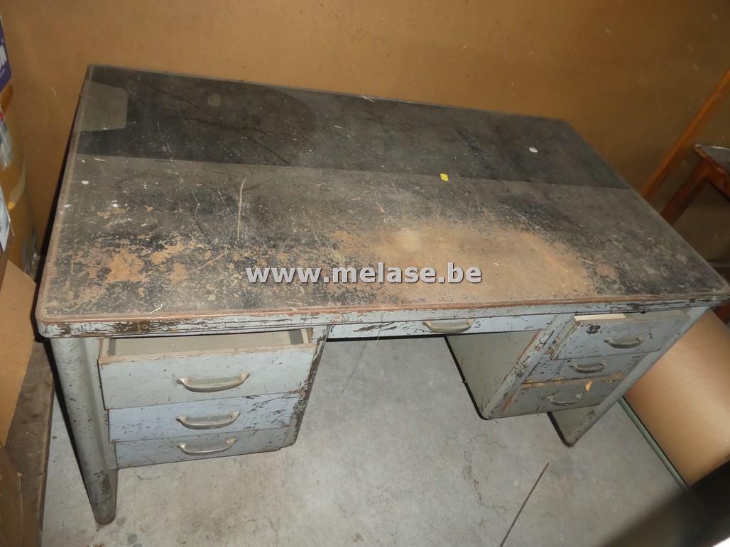 Metalen bureau